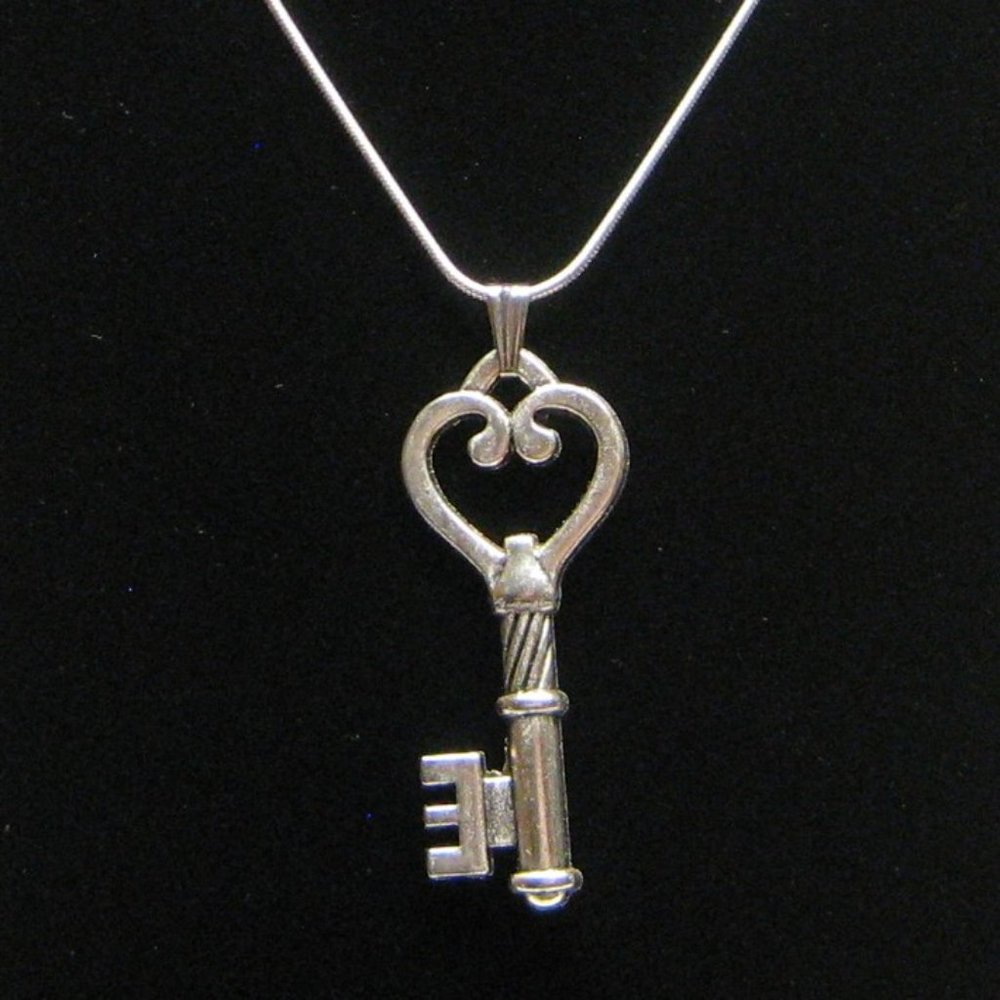 Skeleton key pendant - Picture 3 of 3
